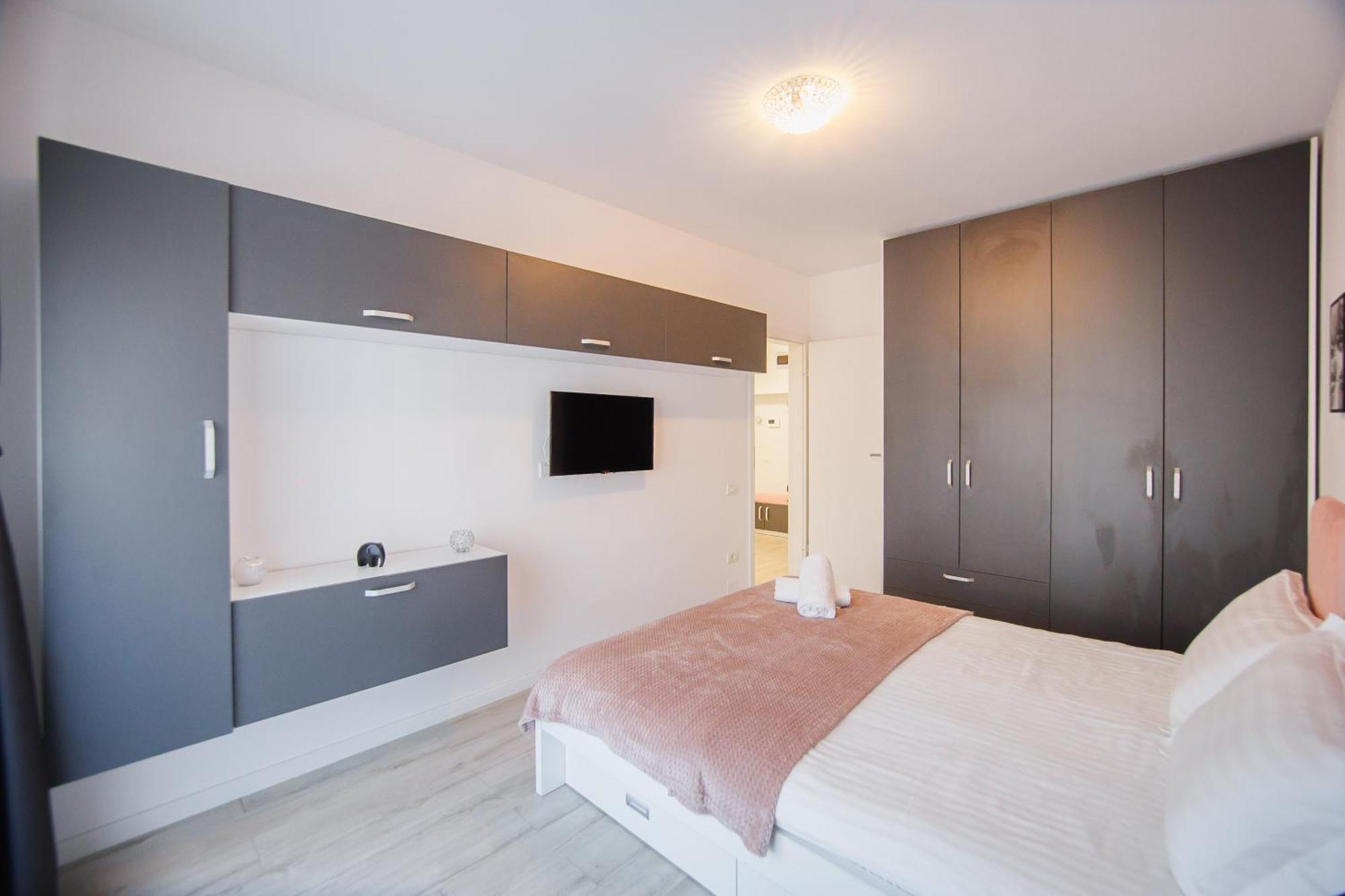 Pinky Black Escape Oradea Exterior photo